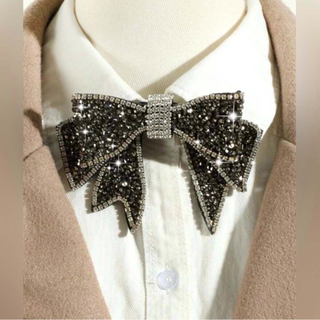 Sparkling Bow Rhinestone Brooch Pin - Black And Silver